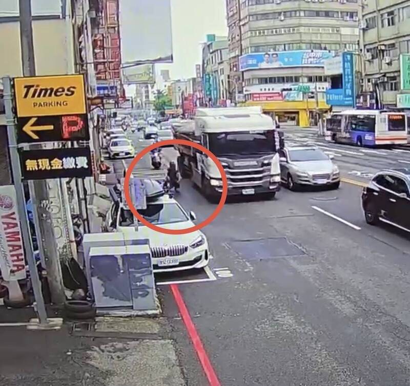 與死神擦肩！機車自摔砂石車秒駛過 騎士慘遭「巨輪」輾壓驚悚爆表