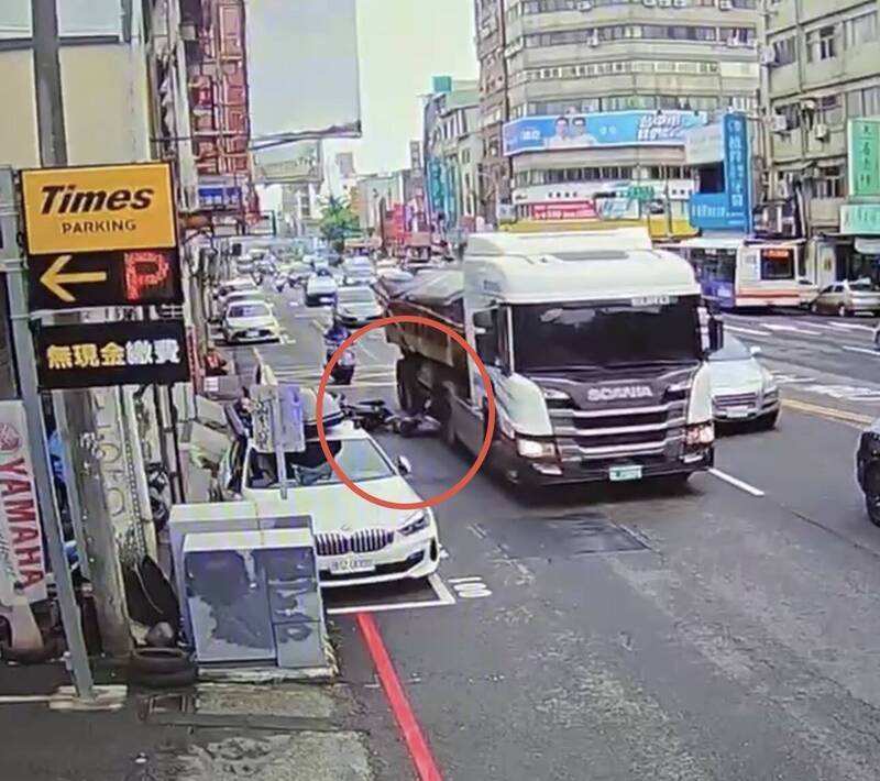 騎士連人帶機車被同向砂石車輾過。（民眾提供）