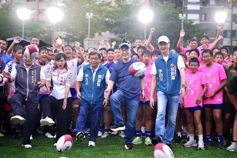 出席議長盃橄欖球賽 李四川與選手相見歡承諾精進場地設施