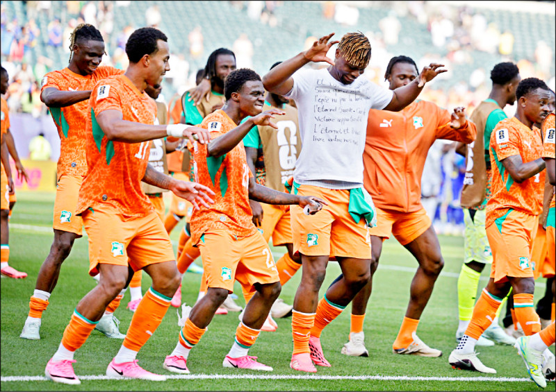 中英對照讀新聞》Ivory Coast coach slams ’racist’ comments made by former Germany star Bastian Schweinsteiger象牙海岸教練抨擊德國前球星巴斯蒂安‧史汪斯泰格發表「種族歧視」言論