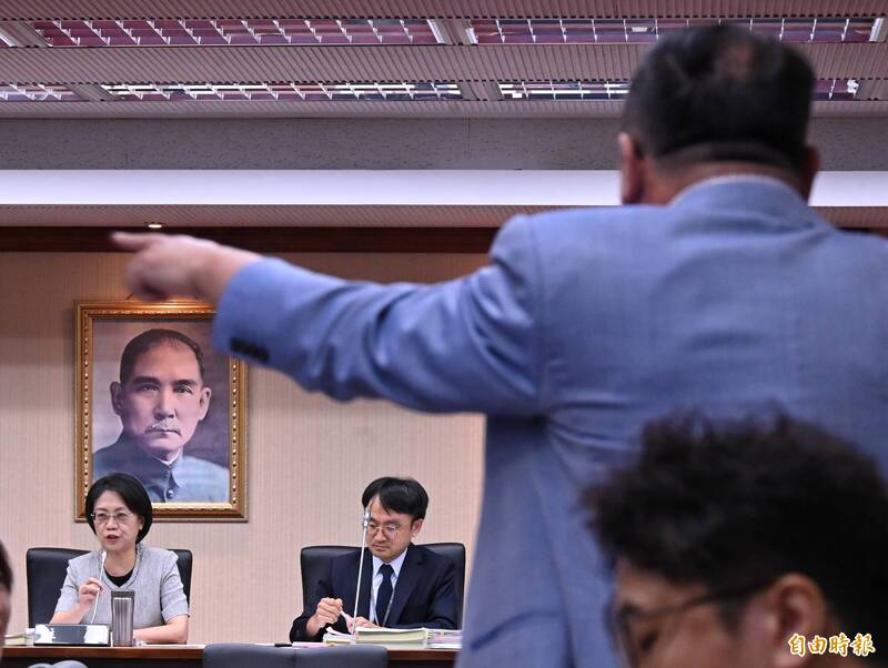 王義川飆罵台上翁曉玲! 沈伯洋默默一舉動笑翻網友