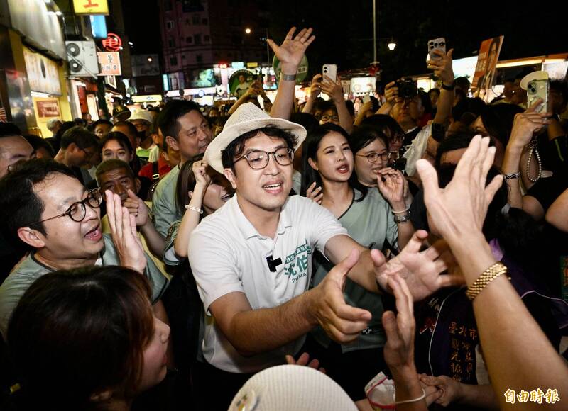 沈伯洋赴寧夏夜市掃街掀熱潮 曝女兒「強力監督」要他簽好簽滿