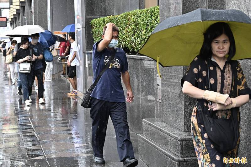 低壓帶發威！17縣市豪、大雨特報 14地大雷雨警報連發