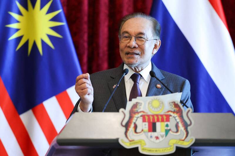 暗指支持中國武統台灣!大馬網友酸首相安華:怎不打回新加坡?