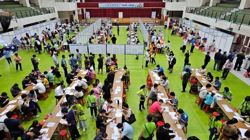 高雄大型徵才來了 55家逾千職缺22日福誠高中搶人