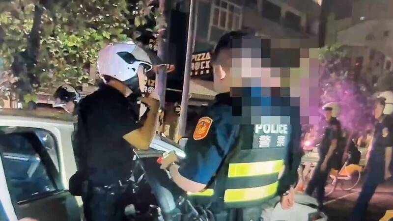 豬隊友!醉男酒駕自撞人行道 「外送」通緝好友給警察