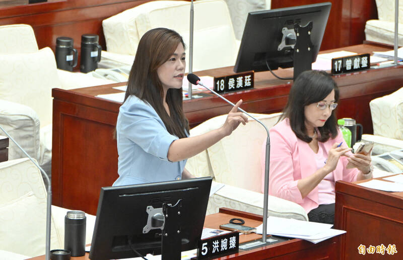 北市普發2萬議會爆口角 「妥妥保力達B」槓上「民進黨雙標」