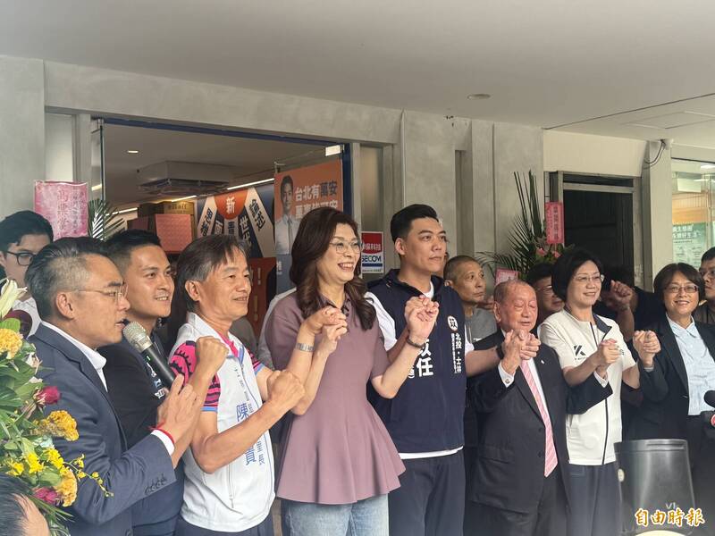鄭麗文挺賴苡任!現身競辦開幕送「凍蒜」 籲勿忘從政是為了人民