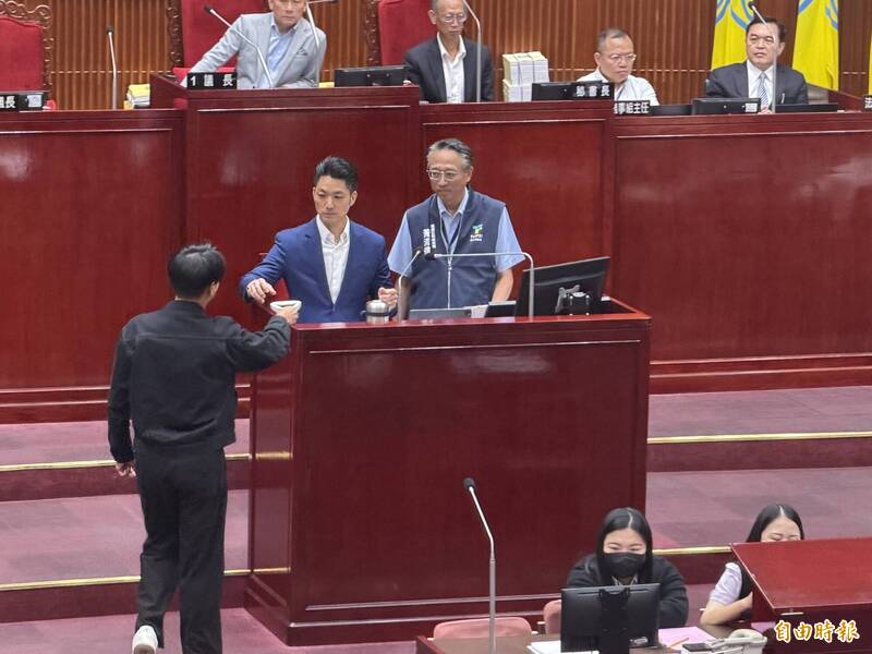 北捷「拆柱撤椅」配套不足惹怨! 陳宥丞贈蔣萬安扶手吊環