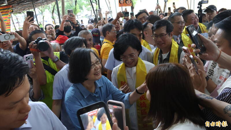 與蘇巧慧參拜板橋廟宇 蔡英文:相信她能做得比父親跟她還要好