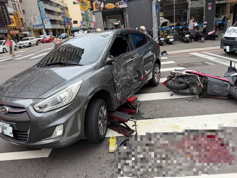 台中驚悚車禍!汽機車路口猛烈碰撞 騎士卡車底重創滿地血
