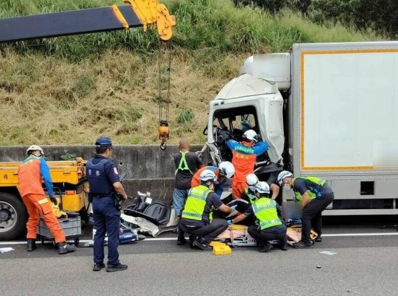 國1苗栗造橋路段3輛大貨車連環撞 1駕駛雙腳被夾受困送醫