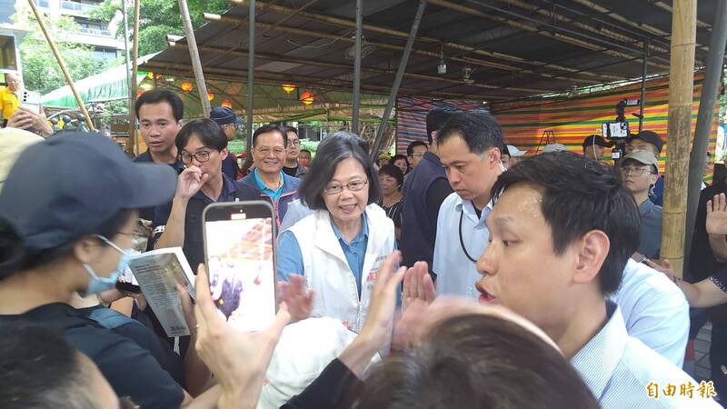 蔡英文（中間藍衣白背心）離場時，仍受到大批民眾歡迎，有支持者喊「小英愛妳」。（記者黃政嘉攝）