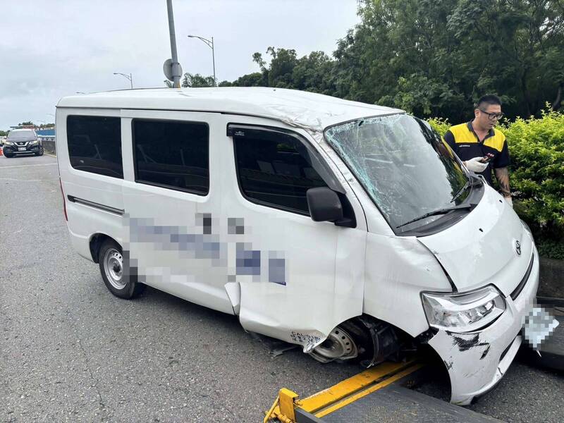 彰化東外環道驚魂!駕駛突昏迷廂型車狂撞分隔島翻覆