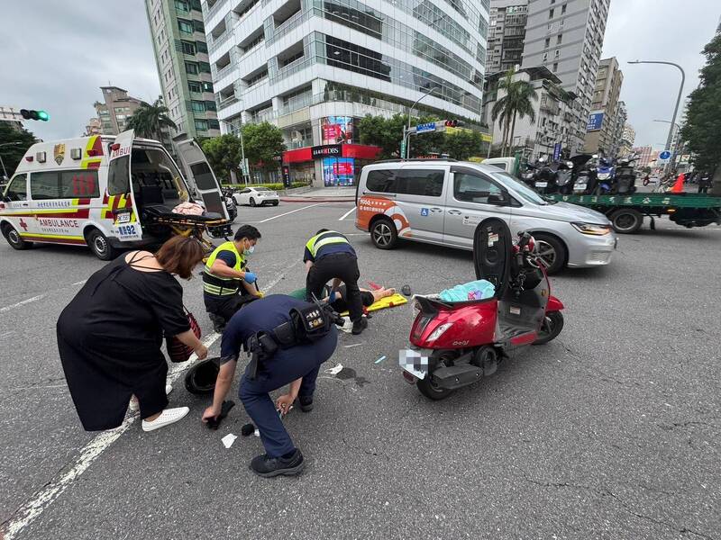 砰！新店機車路口撞出勤救護車 騎士重摔骨折送醫
