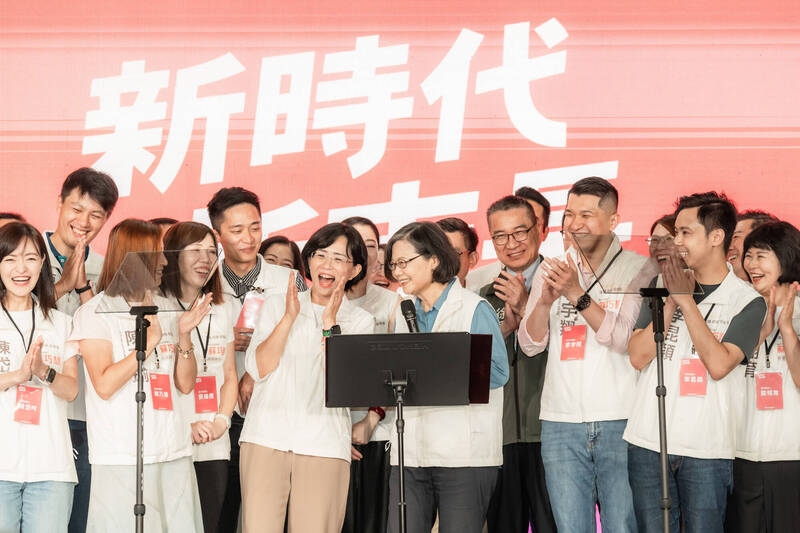 全新競選背心首亮相! 蔡英文:挺蘇巧慧成新北首位女市長