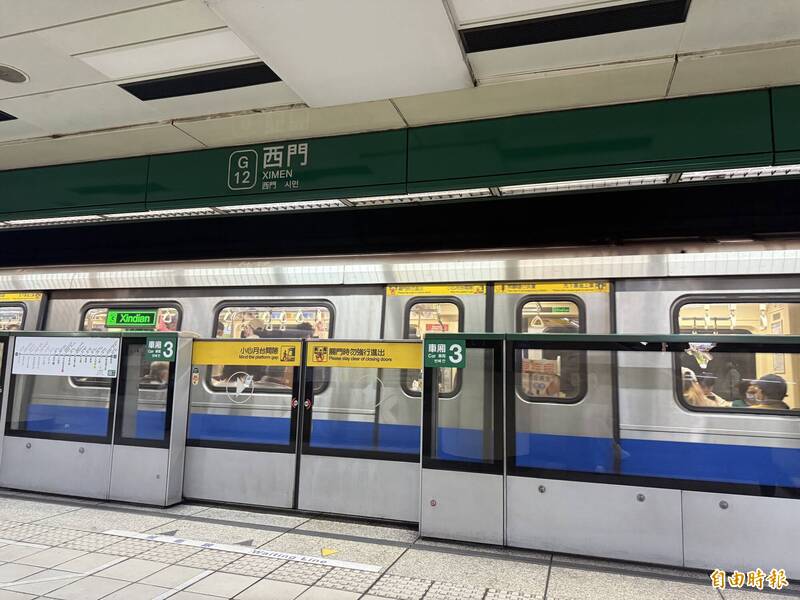 北捷板南線驚魂！中年男車廂內咆哮 乘客驚慌一度推擠