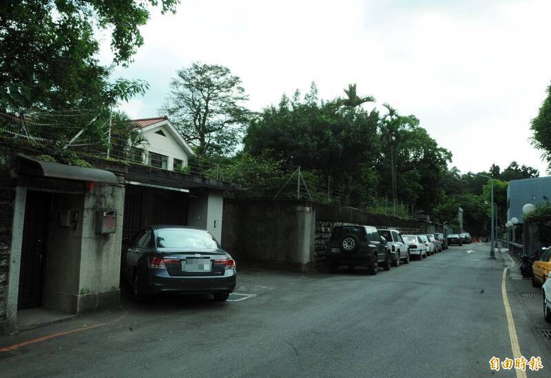總統官邸旁逆向遇警落跑 酒駕啤酒廠員工撞路樹昏迷
