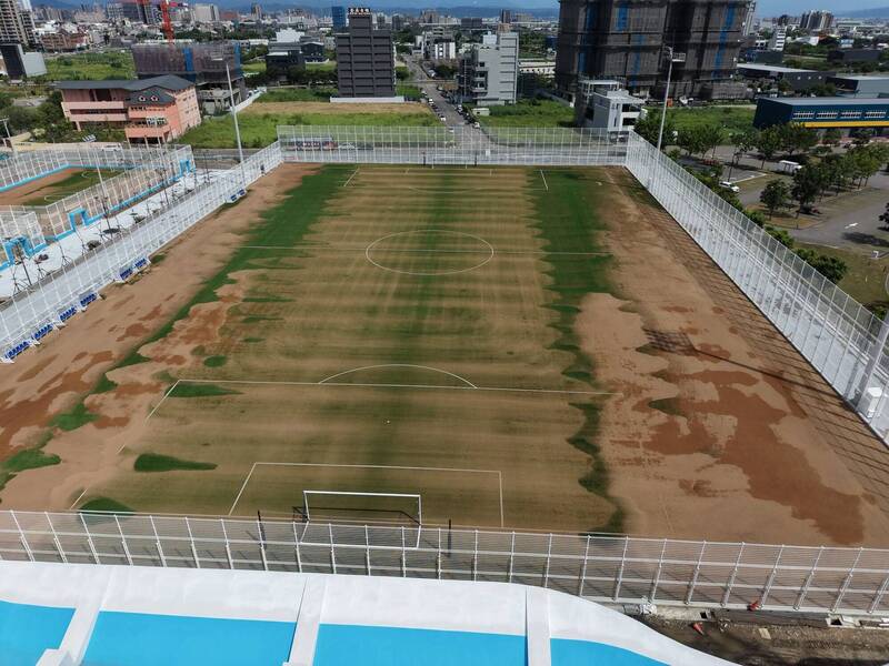 台中砸15億建國際足球園區!大雨現形 人工草皮慘變「木粒沙洲」
