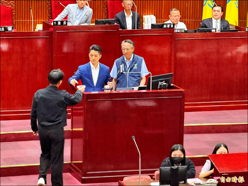 北捷拆柱撤椅座位少 議員籲配套