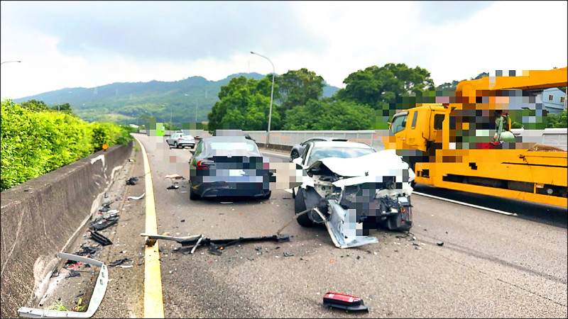 國道車禍站在車道討論 後車追撞3死3傷