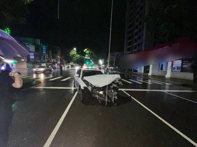 雨夜驚魂！22歲嫩男酒駕飆BMW豪車「打滑旋轉」撞爛分隔島