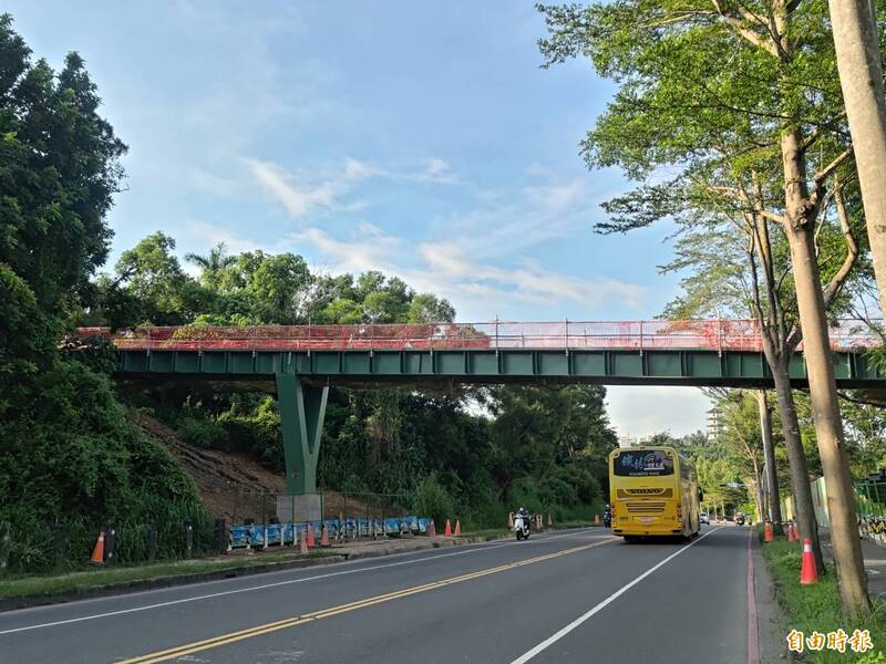 連接果嶺公園跟澄清湖 松藝路人行天橋10月完工