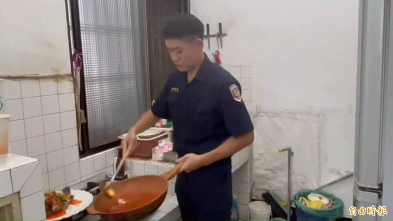 五星型男主廚變身人民保姆 大甲警實習生展廚藝