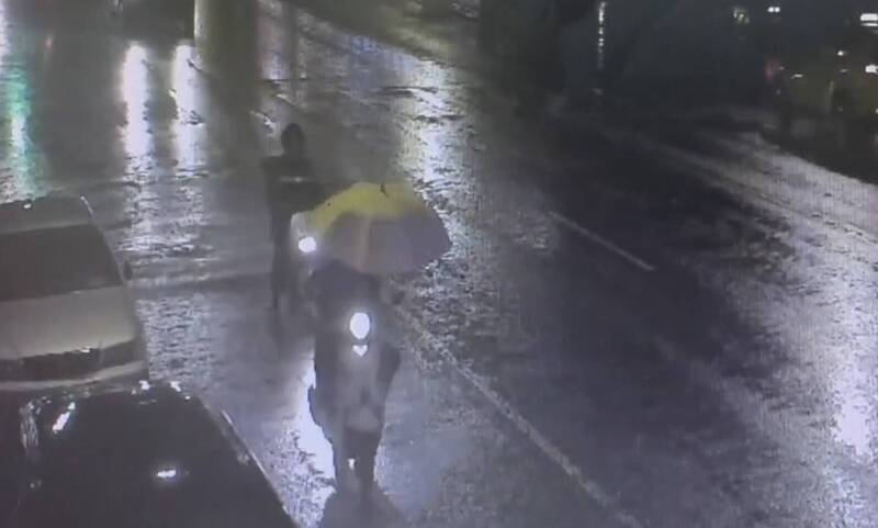 表演特技？高雄騎士雨中撐傘又抽煙 危險駕駛恐挨罰3.6萬