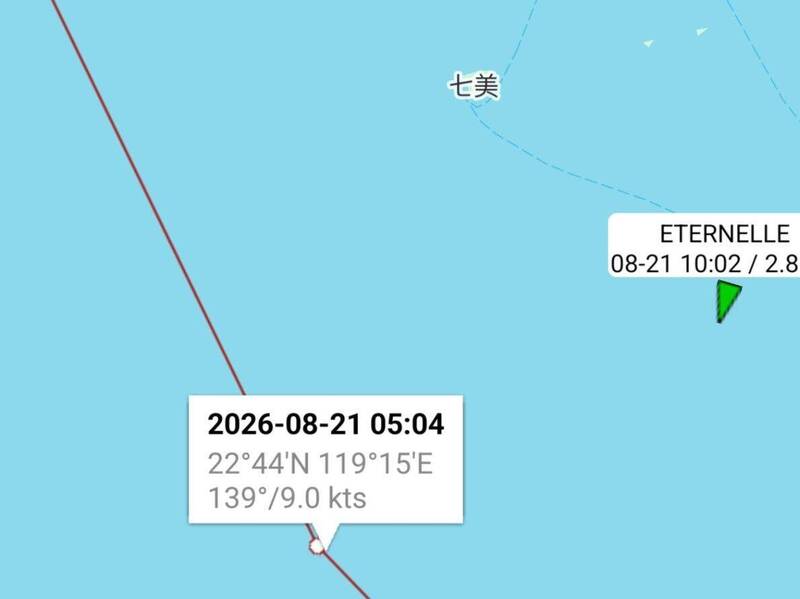 中國智能科研船同濟號穿越澎湖海域，抵達小琉球西面海域。（「TaiwanAdiz」觀察提供）