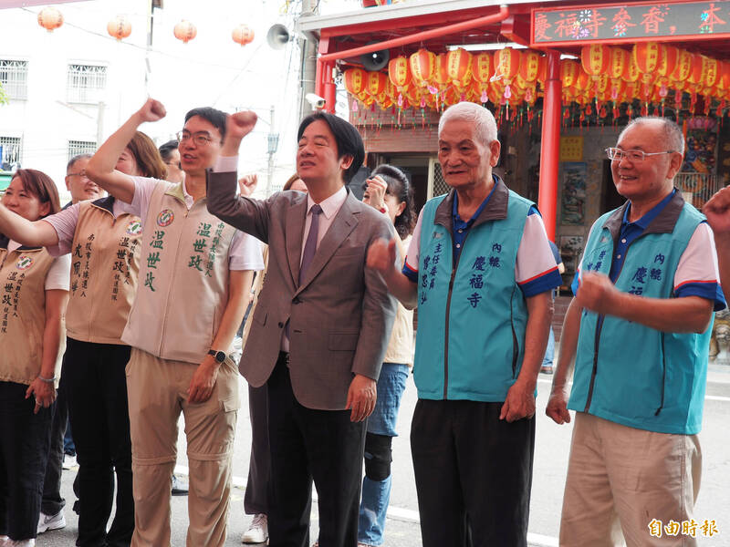 賴清德（前排右三）請與會民眾支持政府，也將票投給民進黨優質的參選人，最後也跟大家一起高喊加油和凍蒜。（記者陳鳳麗攝）