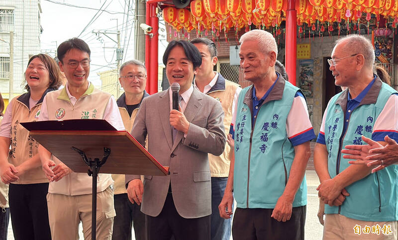 總統賴清德（前排右3）開心表示台灣今年經濟非常好，明年會更好，而普發AI紅利一萬元就是其一，請民眾跟政府站在一起，不要受立院紛擾影響，保證明年經濟會更好。（記者陳鳳麗攝）