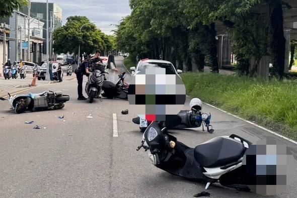 「機車保齡球」！台中環中路6車連撞釀5傷