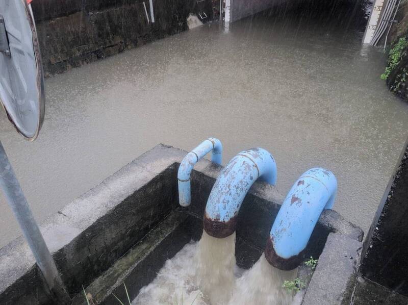 大雨積淹！台南仁德潭稅橋涵洞水深80公分 暫時封閉