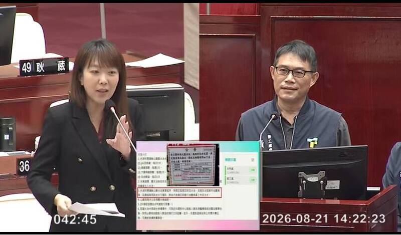 北市內湖運動公園戲水池驚見蚯蚓「至少50隻」 張文潔質疑市府未落實清潔