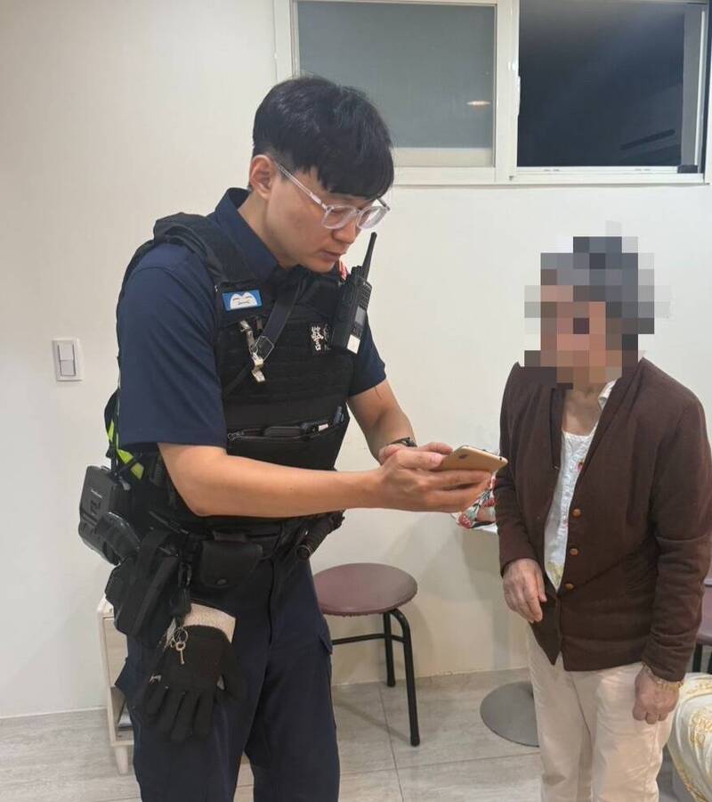 7旬婦凌晨街頭迷途 中和暖警檢視手機聯繫家屬護送返家