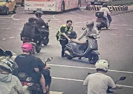機車拋錨卡路中央 暖警即刻救援助推車