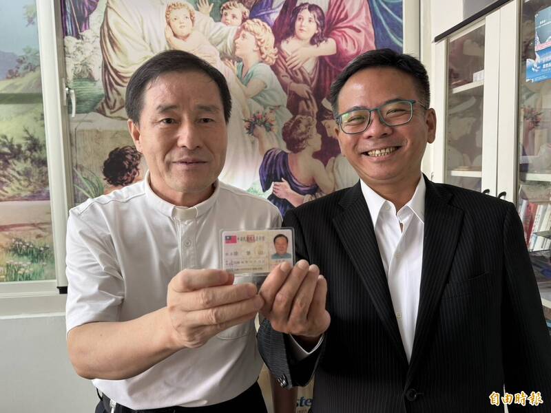 來台20年終圓夢！雲縣中裔美籍神父克服行政難關取得身分證 成為「正港台灣人」