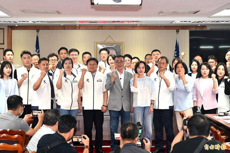 李四川拜會立法院國民黨團 眾人牽手高喊「共同拚、作夥贏」