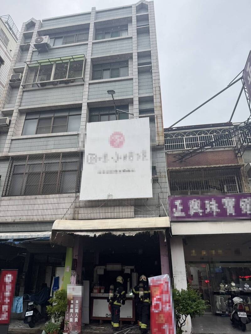 高雄飲料店火警女員工受傷 13車38人搶救