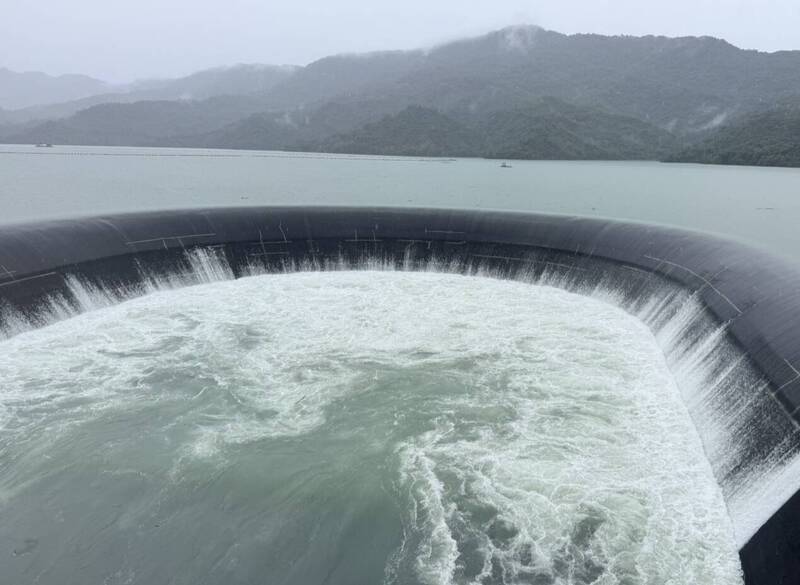 上游降雨豐沛 南化水庫再度自然溢流
