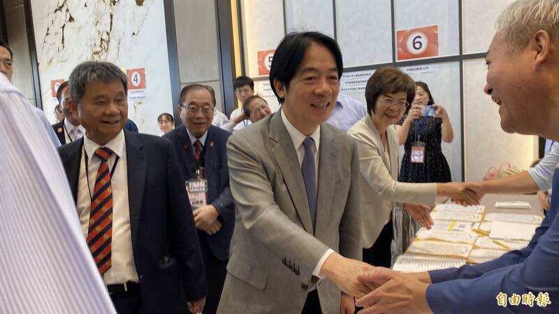 總統賴清德（中）今天下午到彰化參加產業座談會，與中小企業頭家們交流意見。（記者張聰秋攝）