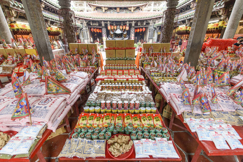 免扛供品暴汗!鹿港天后宮推「線上普度」 手機滑一下輕鬆植福