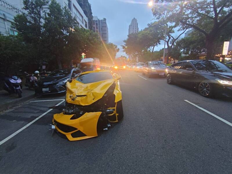 台中Ferrari F12突失控撞5車！超跑車頭嚴重潰縮 玩家：維修費嚇死人