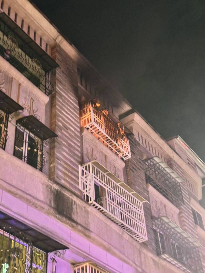 高雄楠梓民宅惡火住戶跳樓逃生 兄弟1死1命危