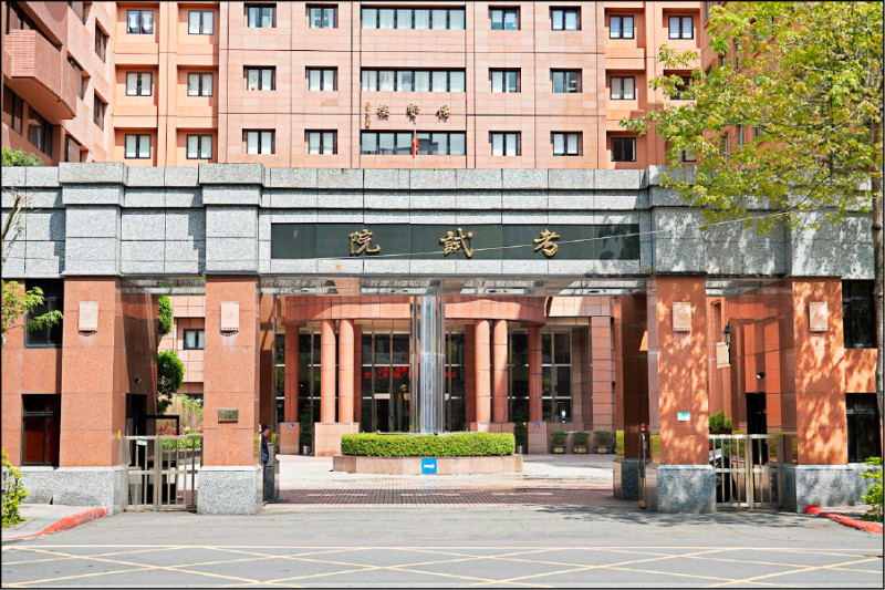 代理教師轉正職 年資全採計