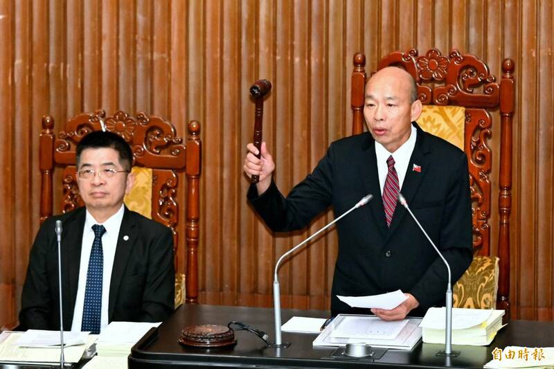 學校衛生法三讀通過 校方可管理學生滑手機等成癮行為