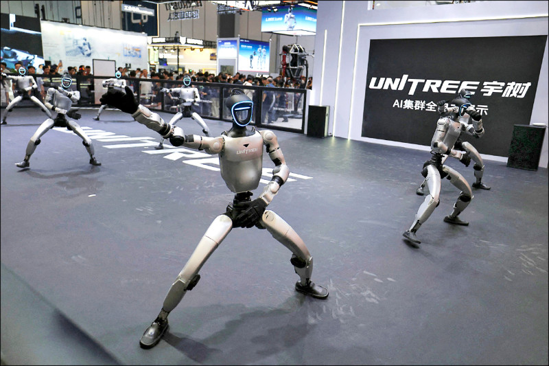 中英對照讀新聞》Beyond marathons and backflips, China’s robots face a commercial test 跳脫馬拉松與後空翻，中國機器人面臨商業化考驗