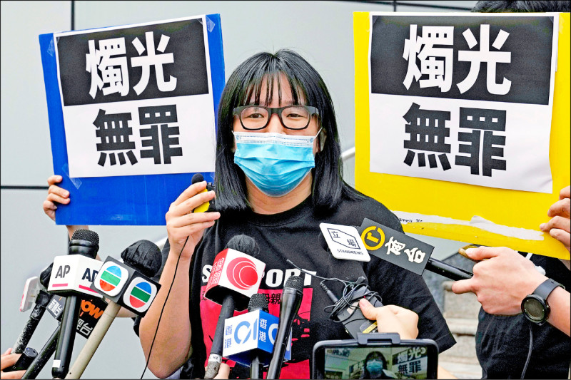 已解散的香港支聯會的前主席李卓人與前副主席鄒幸彤廿一日被香港法院裁定「煽動顛覆國家政權罪」成立。圖為鄒幸彤二〇二一年六月五日或保釋後走出警局。（美聯社檔案照）