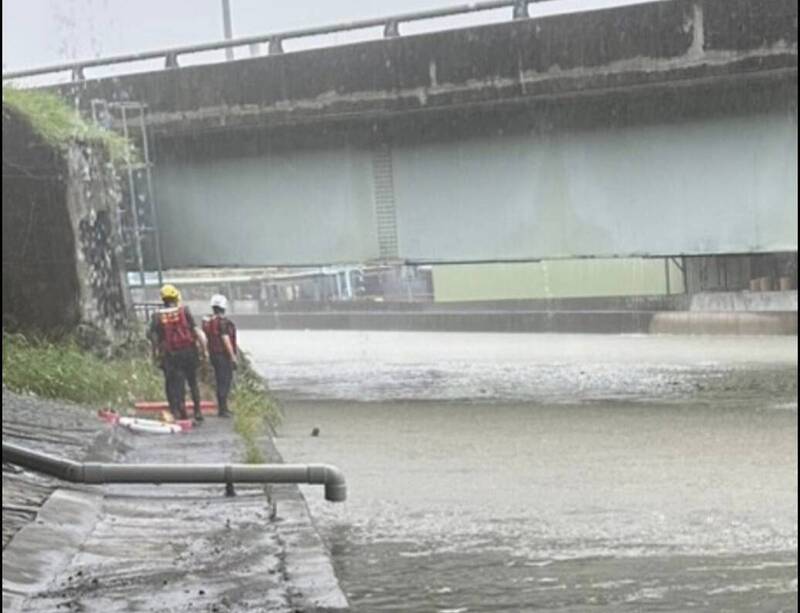 台南大雨滂沱!三爺溪水位暴漲傳溺水 消防持續搜索